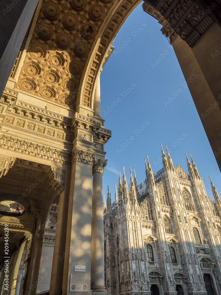 Fototapeta premium Mediolan: Galeria i katedra
