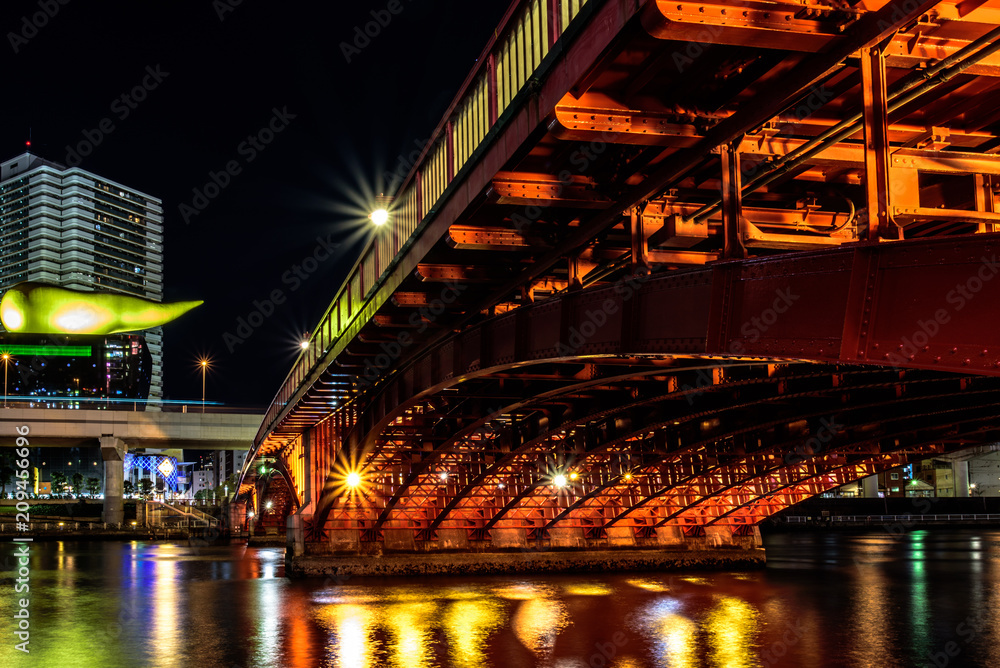 光る橋と川の夜景