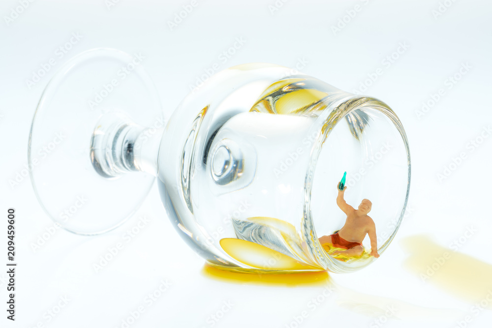 Redewendung: Zu tief ins Glas geschaut - H0-Figur und Alkohol Stock