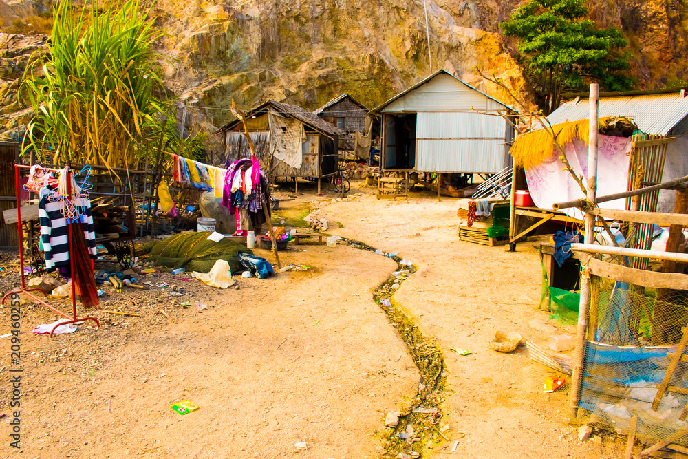Ταπετσαρία Poor life, houses and huts in Phnom Krom village, Siem Reap, Cambodia