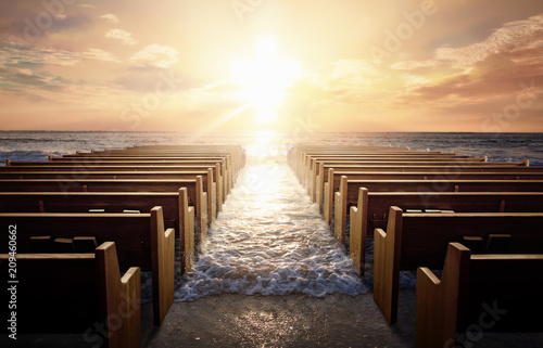 Carta da parati Church pews at sunrise