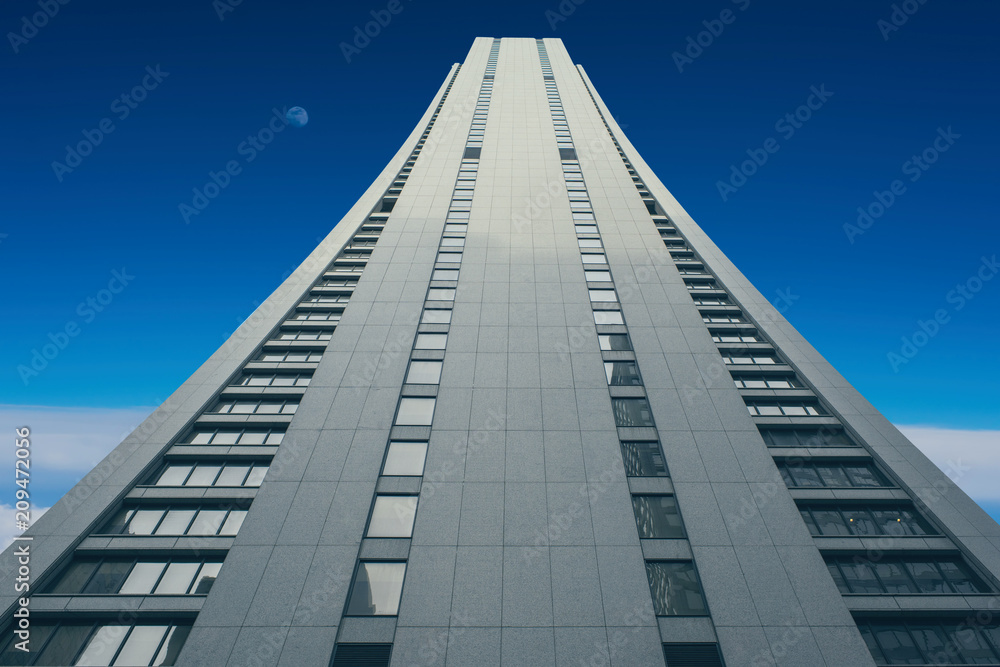 Naklejka premium A tall building that goes into the sky. Concept