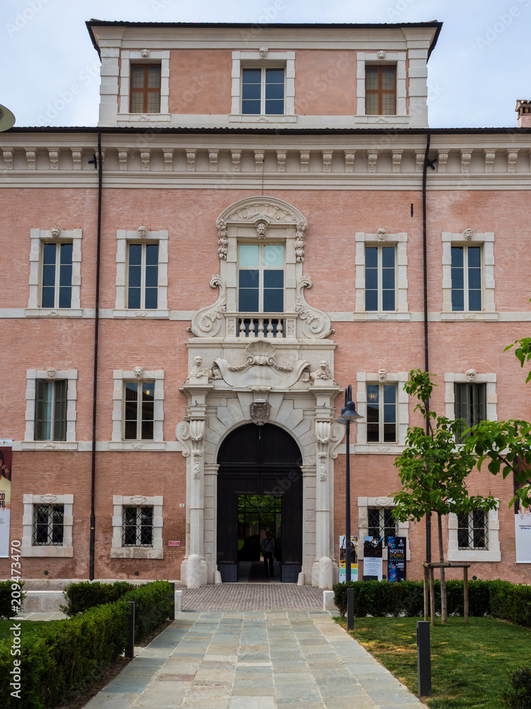Palazzo Rasponi dalle Teste built at the end of the 1600s. Palazzo Rasponi dalle Teste built at the end of the 1600s.