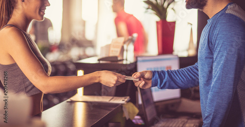 Panel kuchenny z motywem Checking at gym.