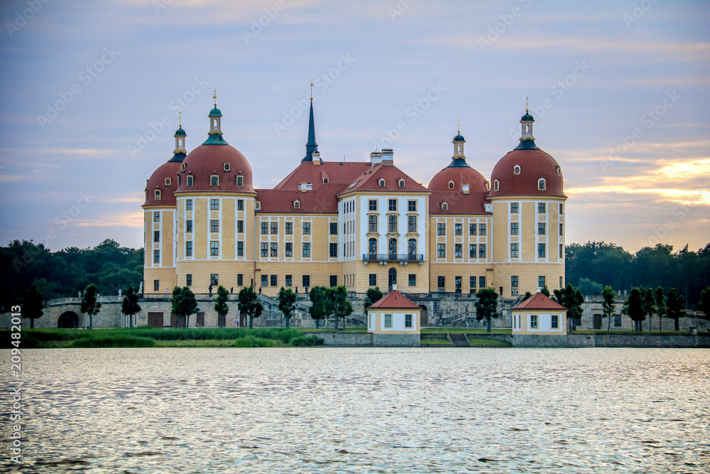Schloss Moritzburg bei Dresden bei Sonnenuntergang