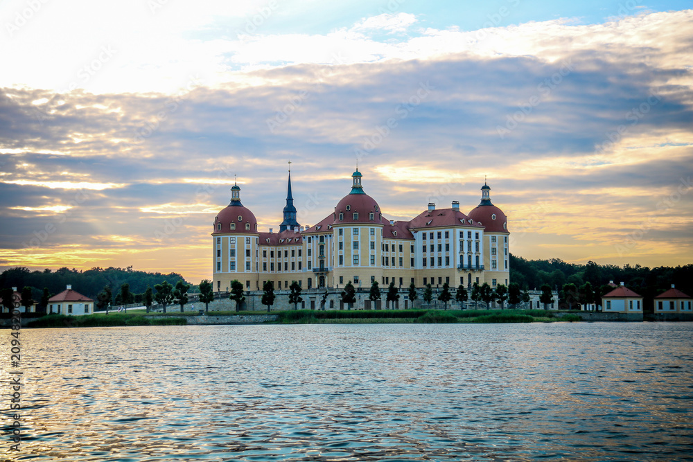 Schloss Moritzburg bei Dresden bei Sonnenuntergang