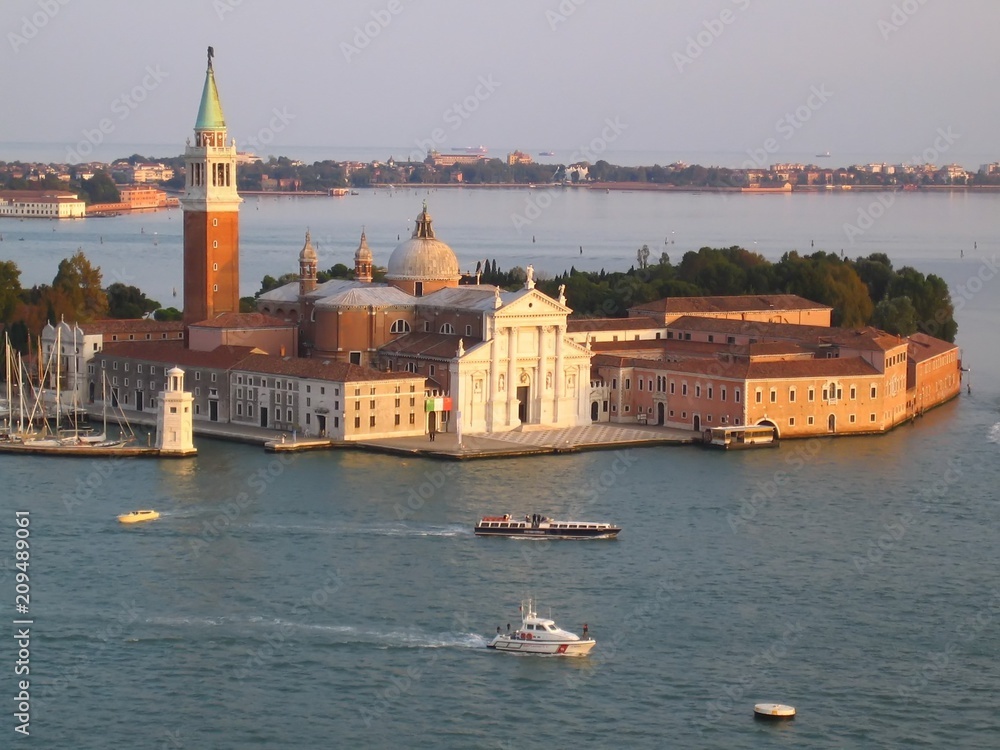 Venise, vue aérienne sur l'île de San Giorgio Maggiore au soleil couchant (Italie)