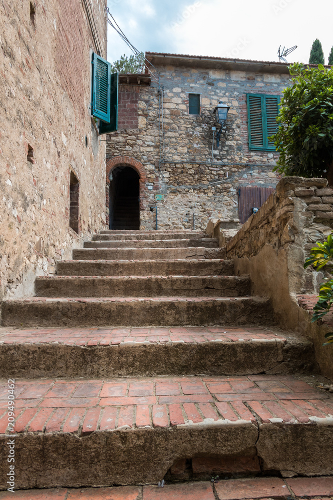 Treppenaufgang in der Altstadt von Suvereto, Toskana, Italien