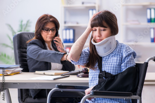Billede på lærred Injured employee visiting lawyer for advice on insurance