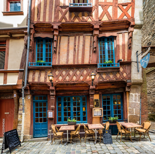Fotografia A quaint restaurant with wonky architecture in the stunning town of Rennes, Brit