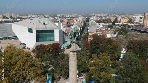 Orbiting the Rotunda da Boavista monument