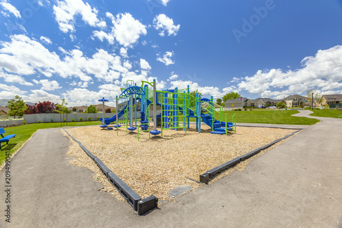 Φωτογραφία Blue skies above playground