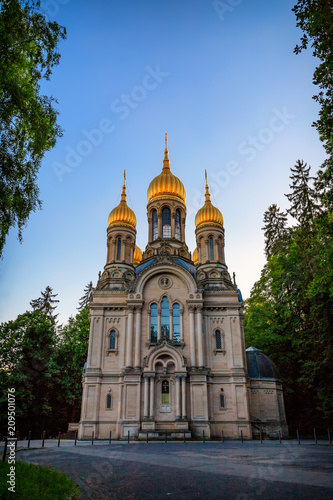 The golden domes of the Russian Orthodox Church of St. Elizabeth in Wiesbaden on the Neroberg © Matthias