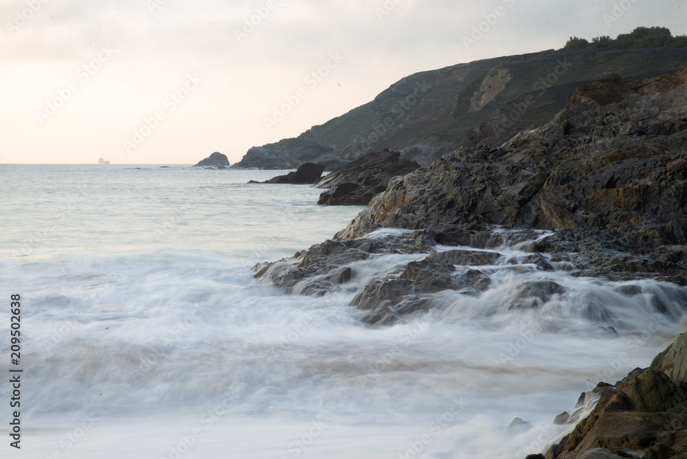 Waves crashing on rock Waves crashing on rock