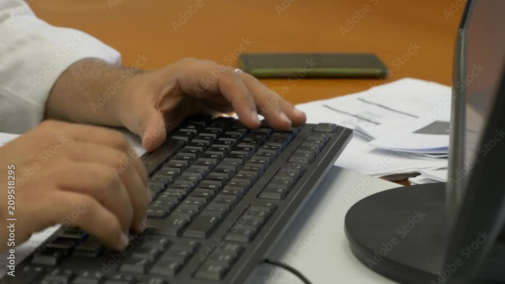 dottore scrive sulla tastiera del computer in ospedale dottore scrive sulla tastiera del computer in ospedale