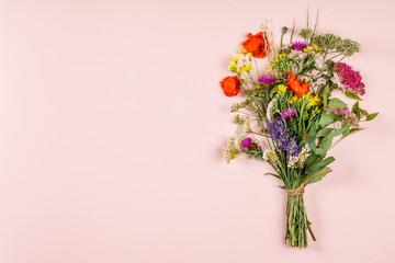 Papier peint photo Magasin de fleurs Bouquet sauvage sur fond pastel  © Natalia Klenova