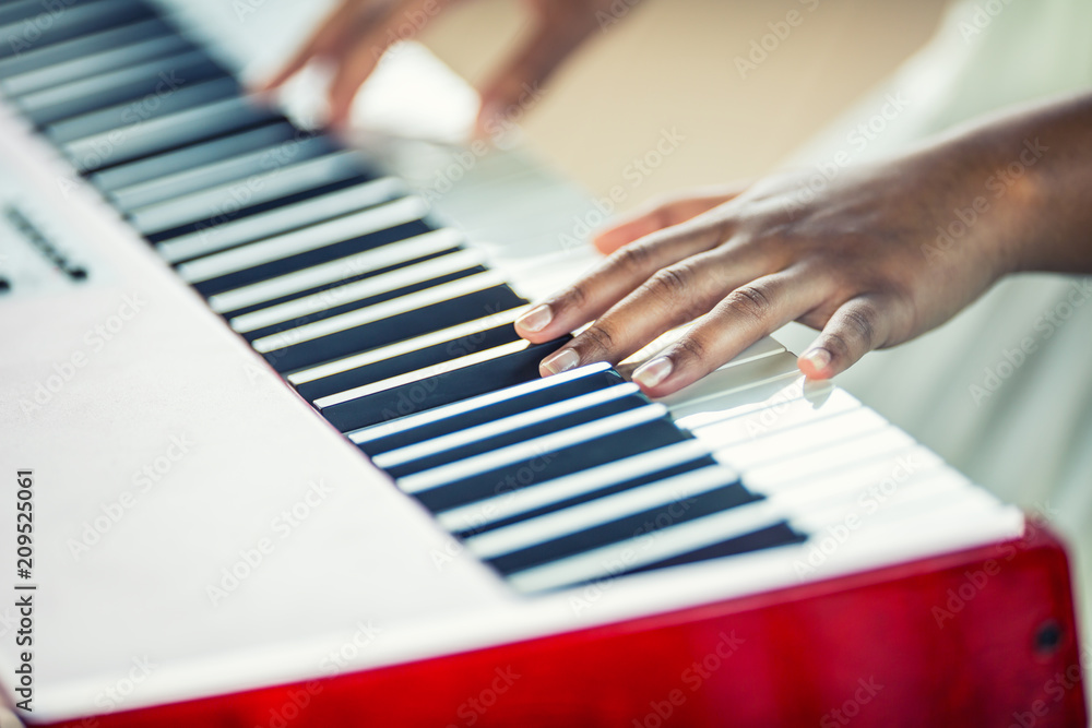 Obraz premium Close-Up a black woman hands playing on piano