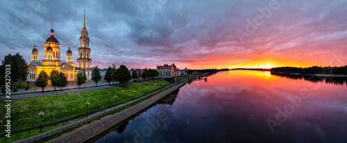Tableau sur toile Panorama of Rybinsk on sunset with Volga river and Savior Transfiguration Cathed