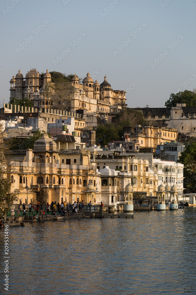 Obraz premium Udaipur Pichola lake and palace view in Rajastan, India