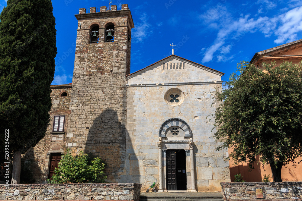 Die Vorderseite der katholischen Kirche Chiesa di San Giusto, in Suvereto, Toskana, Italien