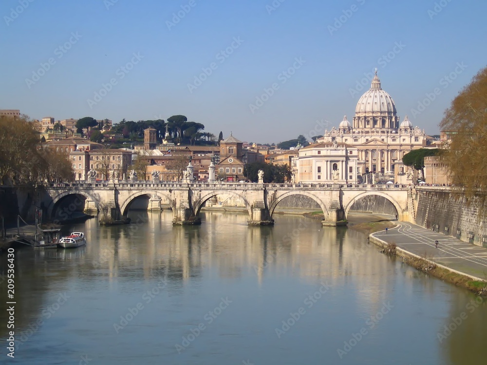 Rome, vue sur la basilique Saint-Pierre et le pont Saint-Ange sur le Tibre (Italie / Vatican)