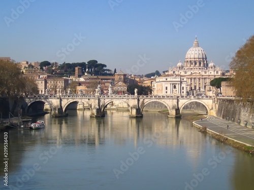 Rome, vue sur la basilique Saint-Pierre et le pont Saint-Ange sur le Tibre (Italie / Vatican) © Florence Piot