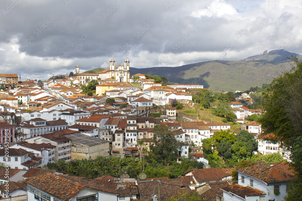 Fototapeta premium [Światowe dziedzictwo Brazylii] Sceneria historycznego centrum Ouro Preto