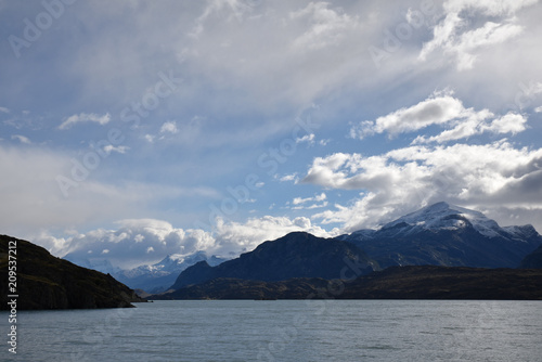 Montagnes du lago Argentino en Patagonie argentine
