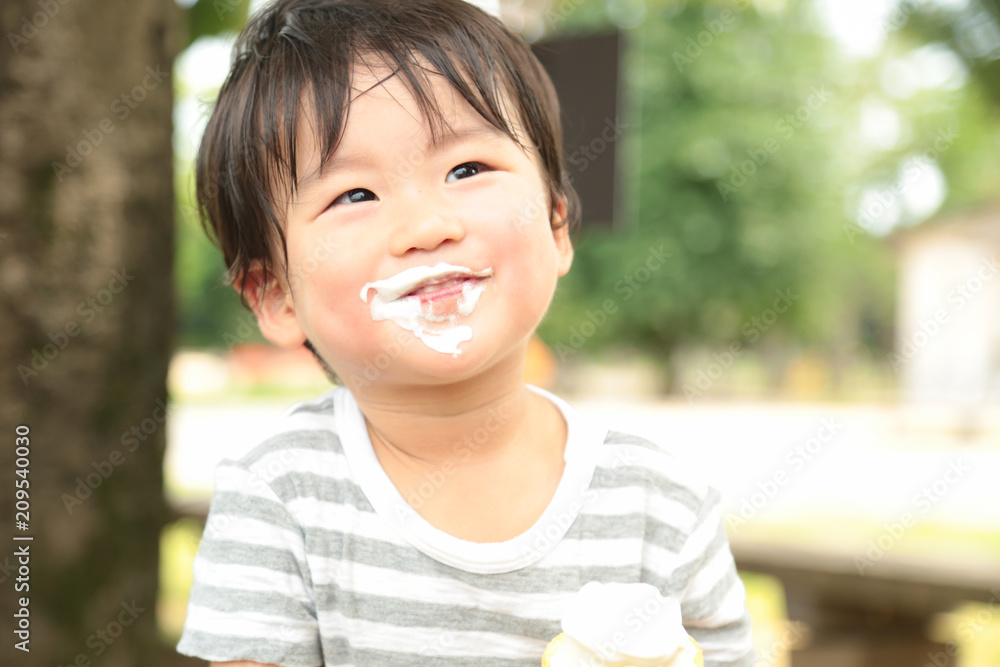 ソフトクリームを食べる男の子 ソフトクリームを食べる男の子