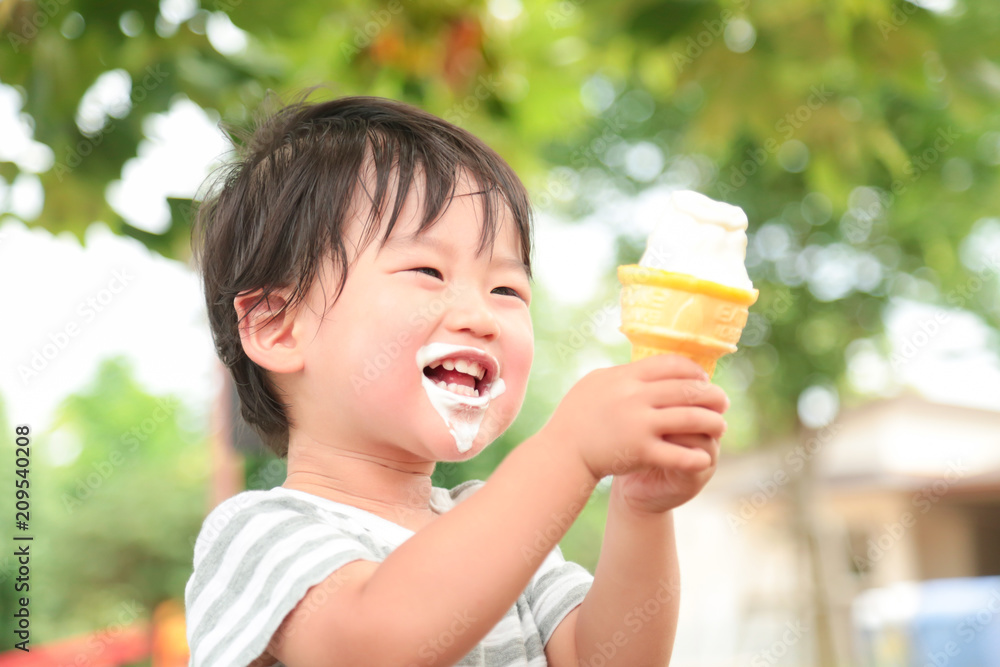 ソフトクリームを食べる男の子 ソフトクリームを食べる男の子