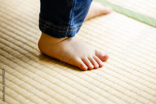 畳に立っている子供の足