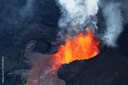 Widok z lotu ptaka na erupcję wulkanu wulkanu Kilauea, Fissure 8, maj 2018
