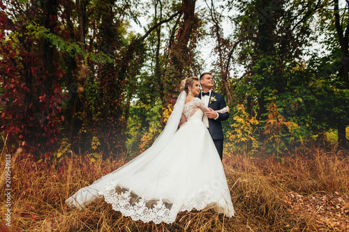 Wallpaper Mural bride and groom on rustic autumn wedding Torontodigital.ca