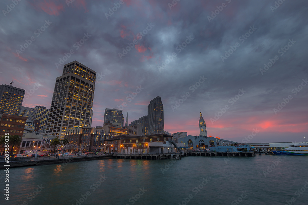 Obraz premium Downtown San Francisco after sunset