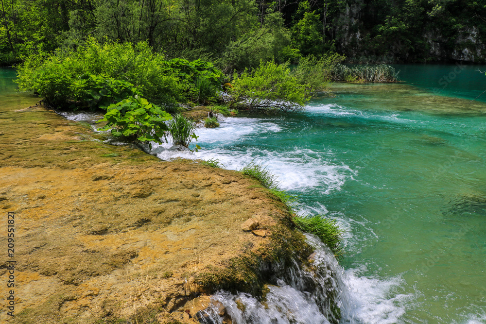 Fototapeta premium Niesamowity Park Narodowy Jezior Plitwickich, Chorwacja