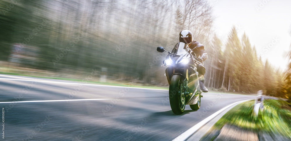 Fototapeta premium motocykl na drodze. zabawy na pustej drodze podczas wycieczki motocyklowej / podróży