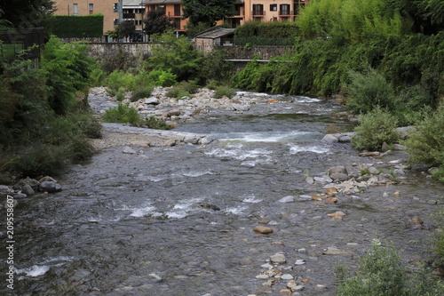 Fluss Adda durch Morbegno, Morbend in der Provinz Sondrio in Italien photo