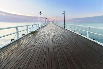 Fotobehang Pier Houten pier Gdynia Orlowo ochtendlicht  © Onionastudio