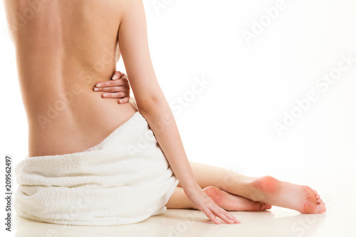 Valokuva Sitting naked woman in white towel