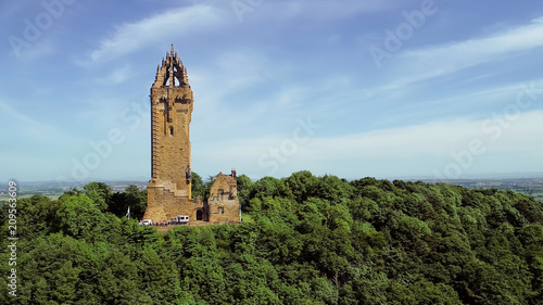 Konstfotografi Aerial image of the Wallace Monument on Abbey Craig in Scotland.