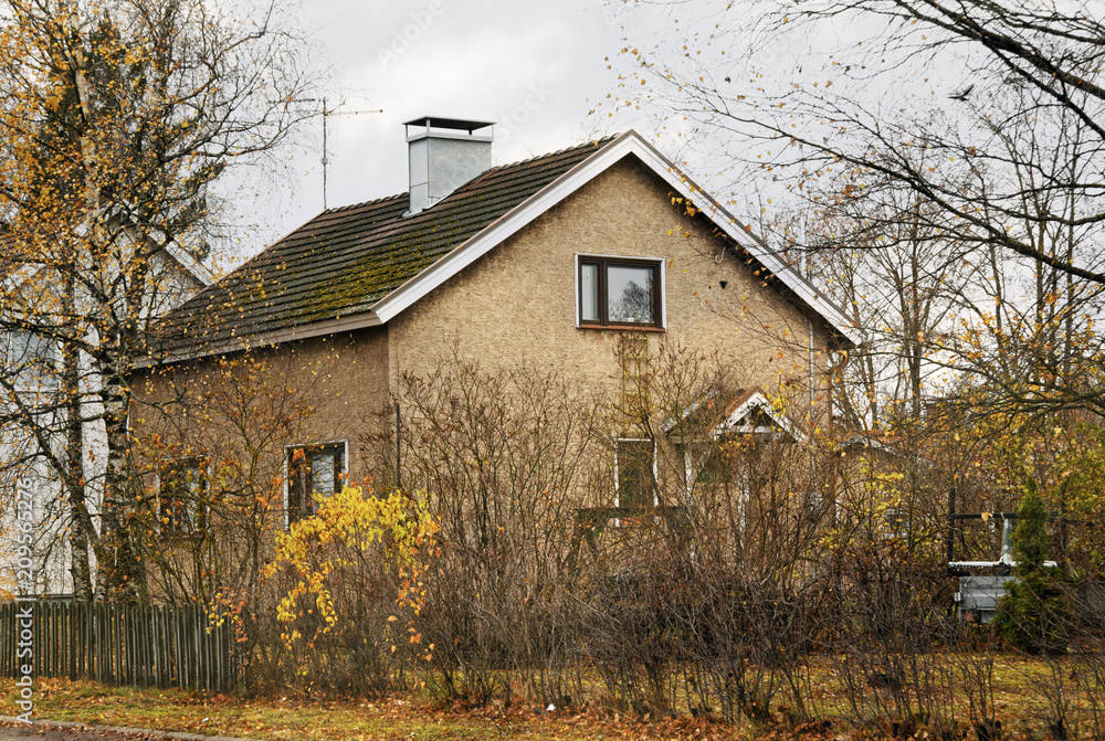 Obraz premium House in the village in the fall