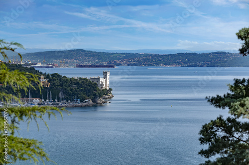 Castello di Miramare sullo sfondo del golfo di Trieste, con panorama del Carso