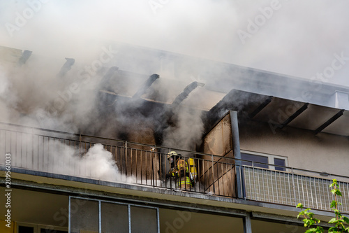Obraz na płótnie ein Feuerwehrmann versucht ein Wohnungsbrand in einem Hochhaus zu löschen w salonie