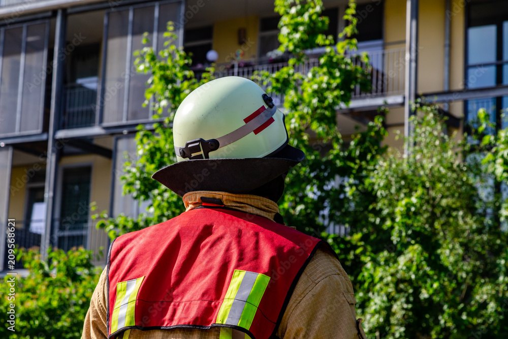 Obraz premium Berlin, 08.06.2018 ein Feuerwehrmann vor einem Haus