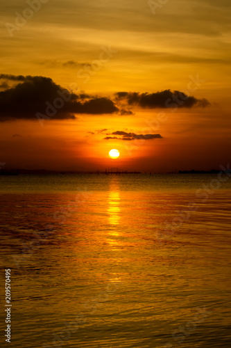 Fototapeta Naklejka Na Ścianę i Meble -  Sunset sky on the lake