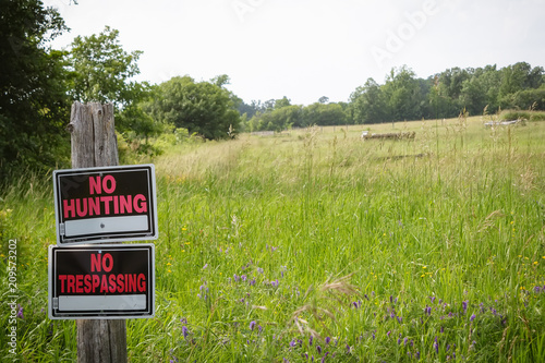 Tableau sur toile old private property no trespassing sign in canadian countryside