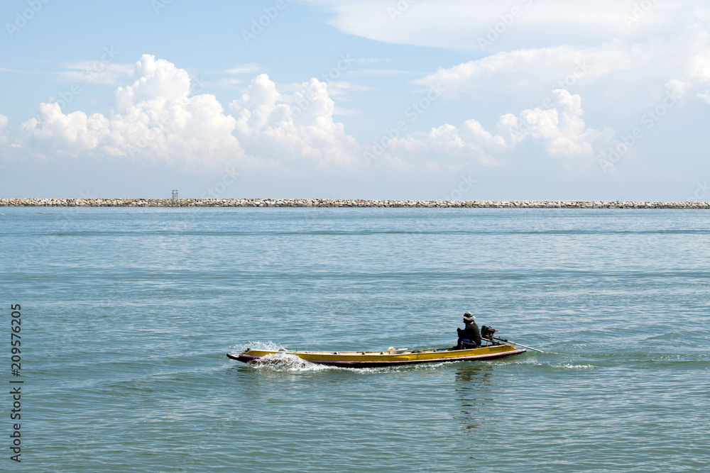Fototapeta premium Fishing boats fishing off the morning thuen stomach morning sunrise in the sea Songkhla Thailand