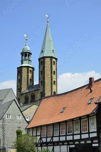 Türme der Marktkirche über Fachwerkhäuser, Goslar