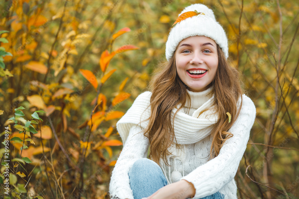 Obraz premium Young attractive woman in autumn colorful background