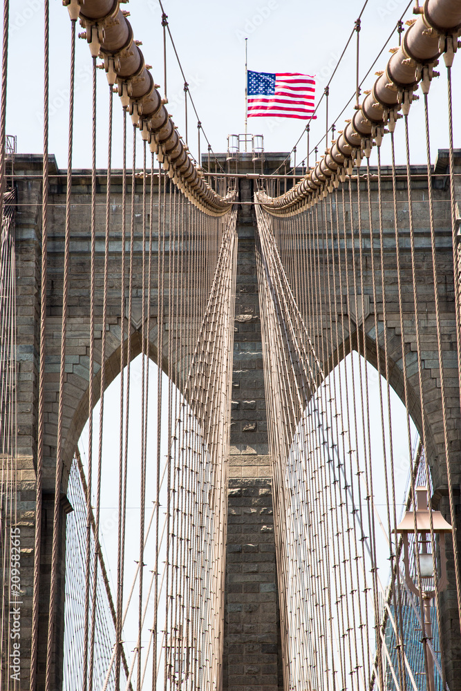 Fototapeta premium Brooklyn Bridge New York I słupki i linki do zawieszania